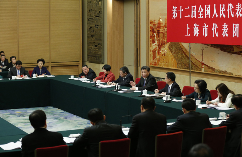 图为：2016年3月5日，习近平参加十二届全国人大四次会议上海代表团的审议。